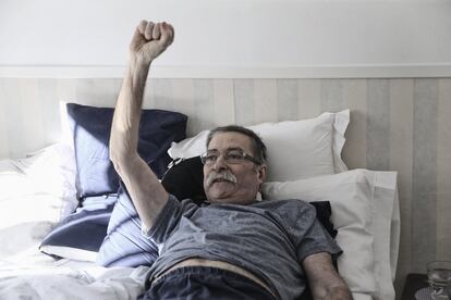 José Luis Sagües, enfermo terminal de cáncer, acabó con su vida pocos días después de que El País le hiciera esta fotografía. Lo hizo mediante sedación, ayudado por la asociación Derecho a Morir Dignamente, y rodeado de sus familiares, de los que pudo despedirse mientras tomaba un vino. "Quiero morir porque amo la vida", manifestó. En la imagen, Sagües, en su casa de El Álamo, en Madrid, en 2014.