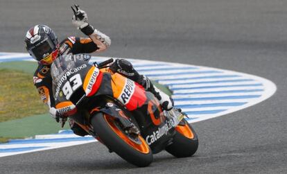 Marc Márquez saluda al público después de conseguir el primer puesto en los entrenamientos oficiales de Moto2