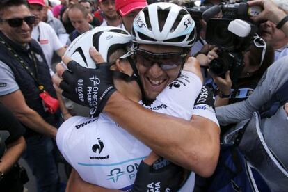 Trentin abraza a su compañero de equipo Kwiatkowski, de espalda.