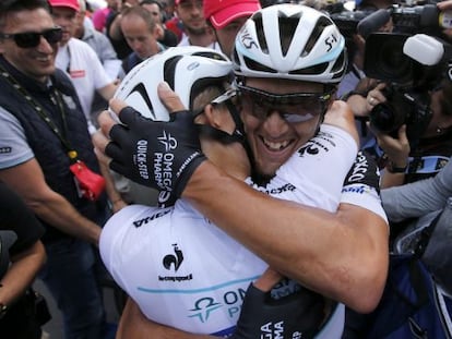 Trentin abraza a su compañero de equipo Kwiatkowski, de espalda.