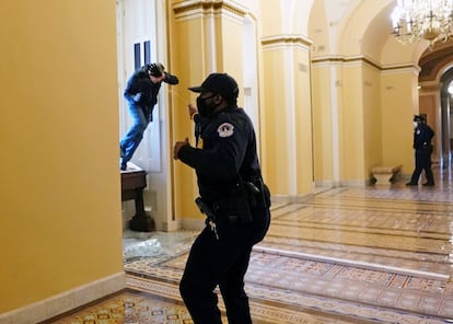 Un agente utiliza gas pimienta contra uno de los asaltantes, dentro del Capitolio, en Washington (EE UU).
