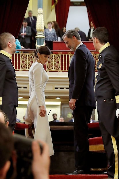 Los Reyes al terminar el acto en el hemiciclo.