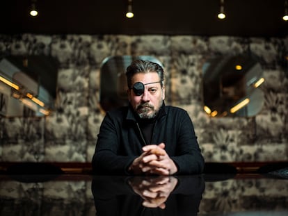 Ray Loriga, fotografiado en el Café Comercial de Madrid en diciembre.