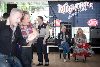 Numerosos participantes se congregan en el Hotel La Barracuda durante el Rockin' Race Jamboree 2024, el mayor y mejor festival de España (único de Andalucía) y uno de los mas importantes de Europa dedicado al Rock&Roll de los años 50 y 60, el 1 de febrero en Torremolinos.