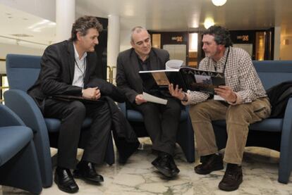 Andoni Sáenz de Buruaga muestra el libro sobre el Sáhara al viceconsejero de Cultura, Antonio Rivera (en el centro), en presencia del director de Patrimonio, José Luis Iparraguirre.
