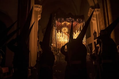 La Buena Muerte, acompañada por nazarenos de la Hermandad de Nazarenos Congregantes del Santísimo Cristo de la Buena Muerte y Nuestra Señora Reina de los Mártires, sale de la Real Colegiata de San Hipólito en el único paso de la madruga cordobesa que procesiona en Viernes Santo.