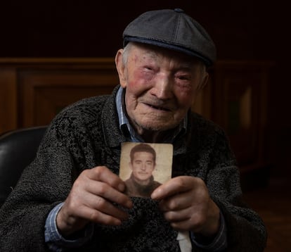 Jesús García, de 104 años, último brigadista internacional vivo, mostraba en mayo una imagen de cuando era joven, en Colliure (Francia). 