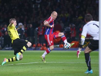 Robben marca en la pr&oacute;rroga el primer gol del Bayern.