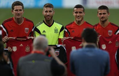 Sergio Ramos con jugadores del DC United, a su izquiera el jugador español Cristian Fernandez