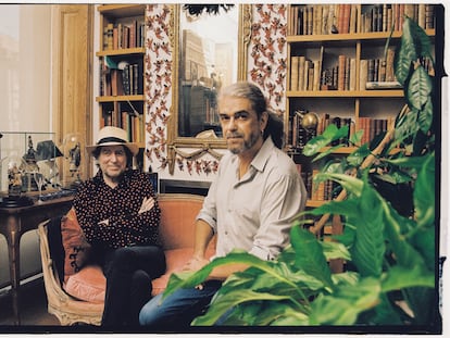 Joaquín Sabina y Fernando León de Aranoa, retratados este verano en la casa del cantante en la madrileña plaza de Tirso de Molina.