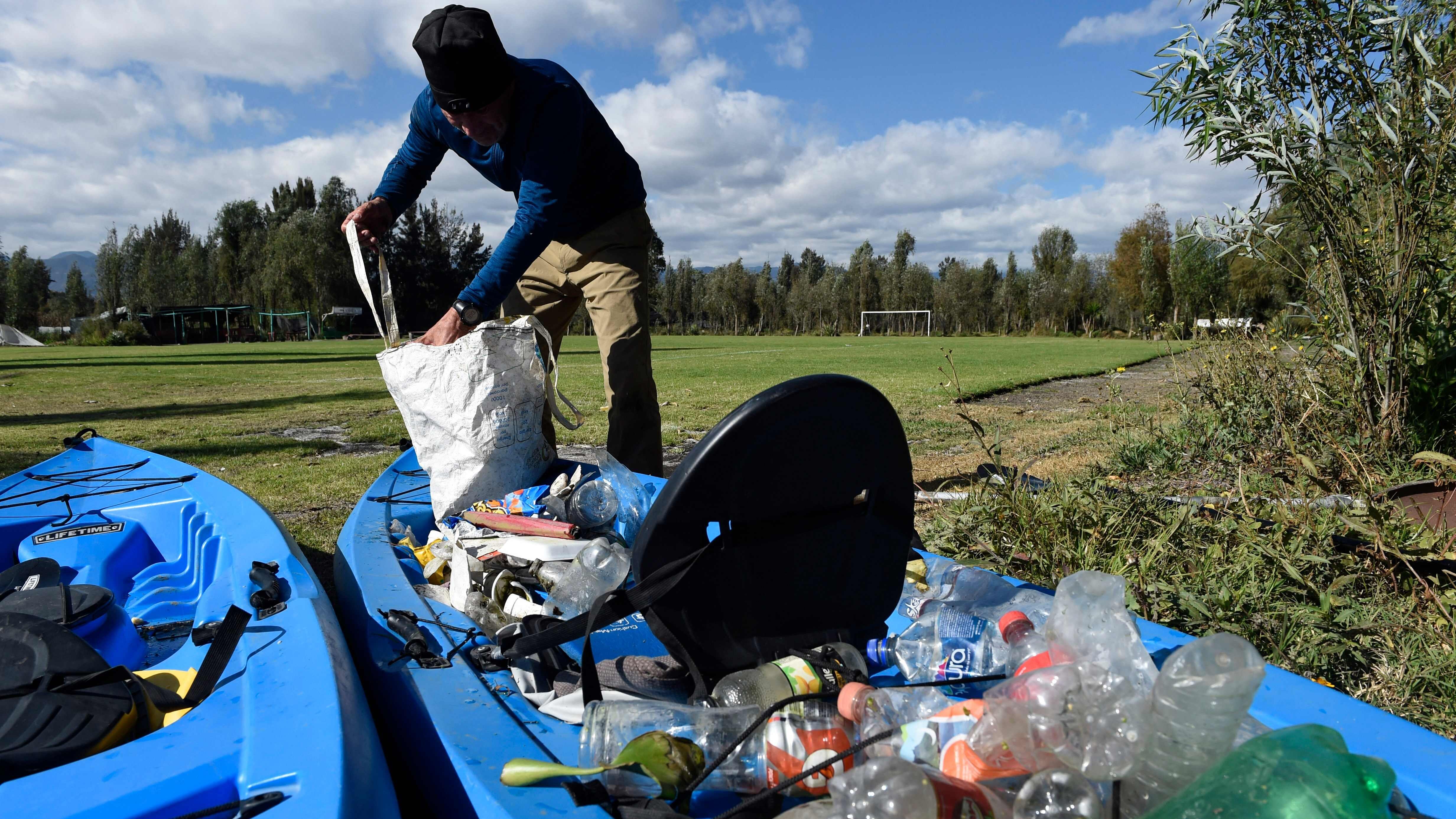 Omar Menchaca recoge plástico en los canales de Xochimilco de Ciudad de México.