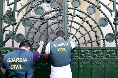 An image from the difficult days of 2011 shows civil guards outside the SGAE&#039;s Madrid headquarters.