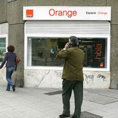 Tiendas de Orange, Movistar y Vodafone en la misma esquina