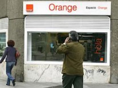 Tiendas de Orange, Movistar y Vodafone en la misma esquina