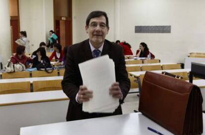 Juan Luis Ibarra, después de celebrar hoy un examen de Relaciones Laborales en la facultad de Derecho de la Universidad del País Vasco.