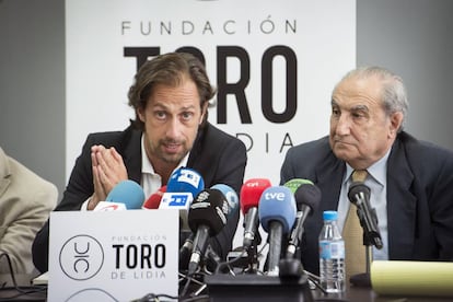 El presidente de la Uni&oacute;n de Toreros, Juan Diego (izquierda), junto al  abogado Vicente Conde, explica las acciones legales a seguir contra los autores de mensajes ofensivos a la memoria de V&iacute;ctor Barrio. 