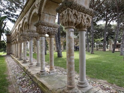 Claustro rom&aacute;nico en los jardines del Mas del Vent de Palam&oacute;s, (Girona).