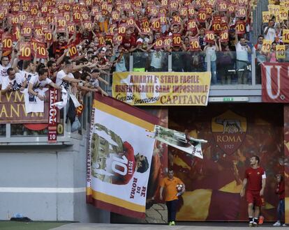 La salida de Totti del vestuario de la Roma en el que pasó más de media vida. 