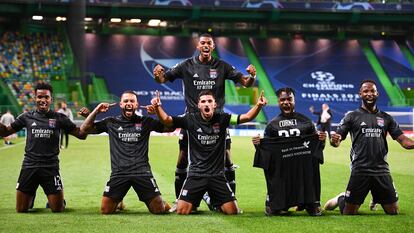 Los jugadores del Olympique de Lyon celebran su pase a semifinales de la Champions tras eliminar al Manchester City.