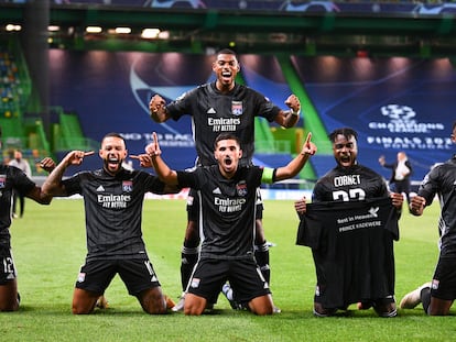 Los jugadores del Olympique de Lyon celebran su pase a semifinales de la Champions tras eliminar al Manchester City.