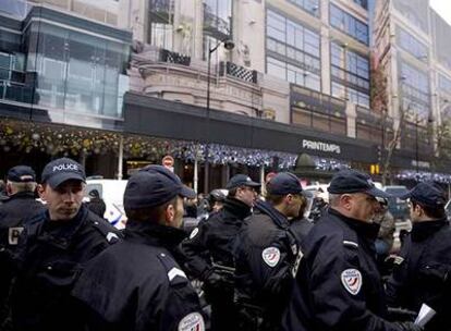 Policías franceses aseguran el exterior de los grandes almacenes de París donde se encontraron los explosivos.