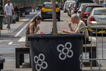 Els eixos verds i les cruïlles de Barcelona s’han convertit en espais on menjar, en terrasses o no.