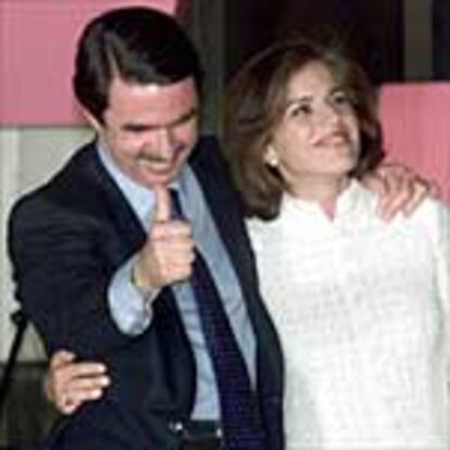 Aznar y Ana Botella saludan a los seguidores del PP que se concentraron anoche ante la sede de su partido