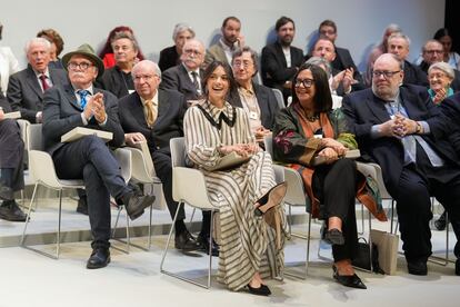 Aitana Bonmatí junto a la periodista Àngels Barceló durante la ceremonia en que ambas reciben, junto a demás personalidades galardonadas, el premio Creu de Sant Jordi.