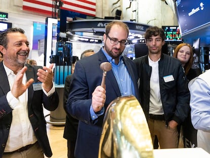 Los ejecutivos de Wallbox, desde la izquierda, Jordi Lainz, Enric Asuncion y Eduard Castaneda, en la ceremonia de toque de la campana en el inicio de cotización en la Bolsa de Nueva York.