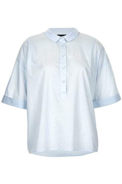 El azul bebé es un "hit" esta temporada. Saca tu lado más dulce con esta blusa oversize de TopShop (49 euros).
