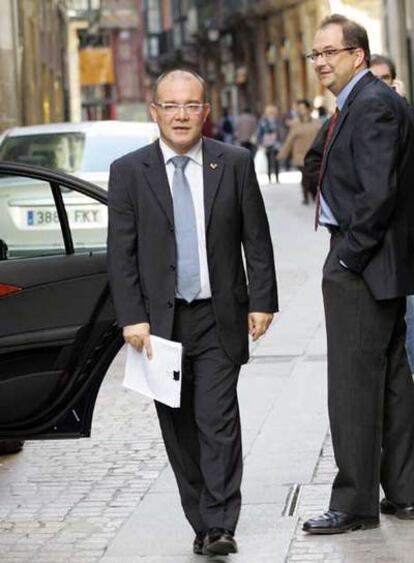 El rector, Juan Ignacio Pérez, llega a la conferencia de prensa. Detrás, su jefe de prensa, Pedro Ugarte.