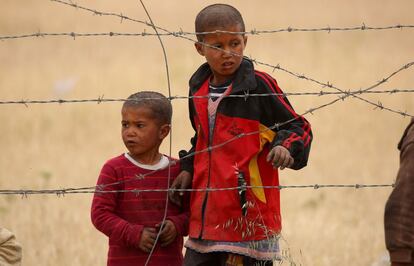 Displaced Syrian children, who fled the countryside surrounding the Islamic State (IS) group stronghold of Raqa, arrive at a temporary camp in the village of Ain Issa on April 28, 2017. / AFP PHOTO / DELIL SOULEIMAN