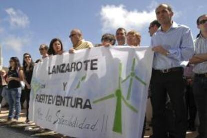 Manifestación de protesta en contra de las prospecciones petrolíficas en las aguas de Lanzarote y Fuerteventura. EFE/Archivo