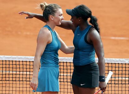 Sloane Stephens (derecha) felicita a Simona Halep después de ganar la final de Roland Garros.