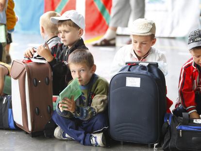 Varios niños de Ucrania esperan a que sus familias de acogida les recojan en el frontón municipal de Loiu.