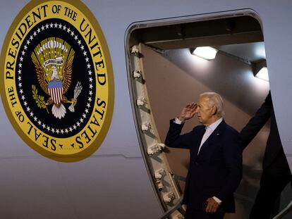El presidente de Estados Unidos, Joe Biden, al bajar del avión presidencial en Dover (Delaware).