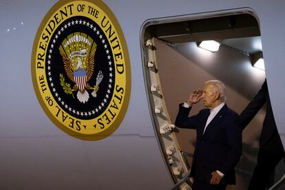 El presidente de Estados Unidos, Joe Biden, al bajar del avión presidencial en Dover (Delaware).