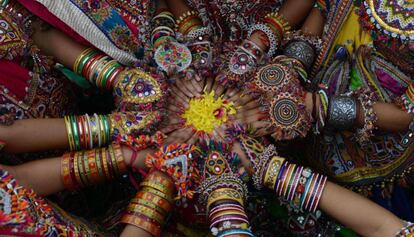 Bailarinas de danzas tradicionales ensayan en Ahmedabad (India).