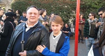 Alex Plaza, estudiante de 12 a&ntilde;os del IES Llu&iacute;s Vives, junto a su padre Josevi Plaza. 