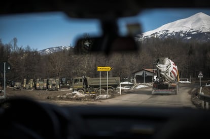 La carretera para llegar a Amatrice es un constante trasiego de camiones y máquinas excavadoras que participan en la reconstrucción del pueblo.