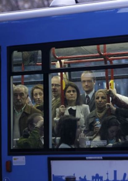 Usuarios de un autobús de la EMT.