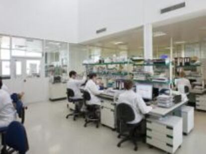 Investigadores en el laboratorio de Granada.