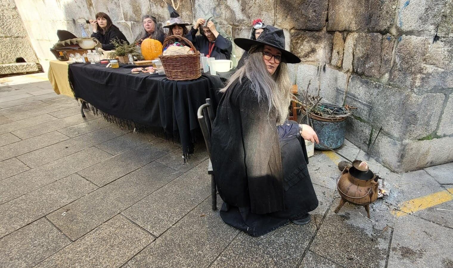 Mujeres disfrazadas de brujas en Xinzo de Limia, en Ourense, durante la jornada electoral.