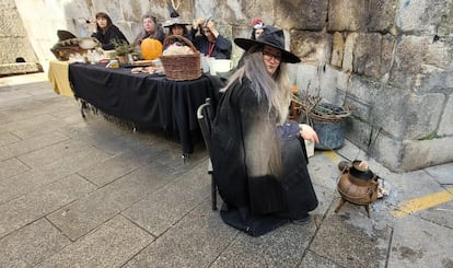 Mujeres disfrazadas de brujas en Xinzo de Limia, en Ourense, durante la jornada electoral.