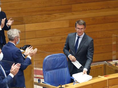 Feijóo es ovacionado por los miembros de su grupo tras su intervención en el pleno de su cuarta investidura iniciado este martes en Santiago de Compostela.