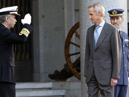 El nuevo Jemad, almirante Fernando García, saluda al ministro de Defensa. Al fondo, el Jemad saliente, general Julio Rodríguez.