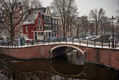 A la izquierda, panorámica del Prinsengracht (‘Vía del príncipe’), canal que atesora 400 años de caudal.