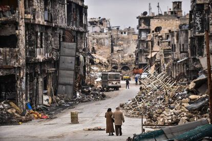Una pareja de ancianos regresa a la ciudad vieja de Alepo después de los combates para ver cómo ha quedado su barrio.