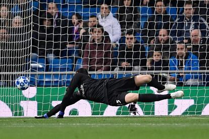 El gol de Chalov atraviesa la portería de Courtois.