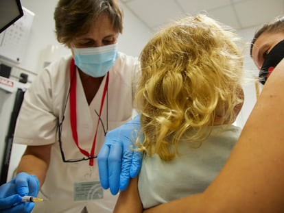 Una niña de cinco años es vacunada de la gripe en un centro de salud de Sevilla.